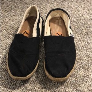 Size 7 black and white stripe toms